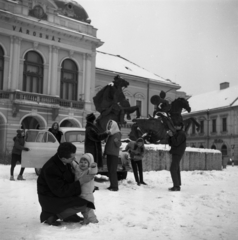 Magyarország, Eger, Dobó tér, Végvári vitézek szoborcsoport (Kisfaludi Strobl Zsigmond, 1967.), háttérben a Városház., 1970, Urbán Tamás, tél, szobor, lovas szobor, guggolás, Fortepan #87128