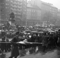 Magyarország, Budapest VIII., Múzeumkert, március 15-i ünnepség a Magyar Nemzeti Múzeum lépcsőjéről nézve., 1971, Urbán Tamás, zászló, szobor, esernyő, katona, eső, Budapest, Arany János-ábrázolás, Fortepan #87133