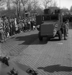 Magyarország, Budapest XXI., Csepel, Szent Imre (Tanácsház) tér, ünnepség Lenin páncélautója másának átadása alkalmával 1970. március 22-én., 1970, Urbán Tamás, páncélautó, buszmegálló, Budapest, replika, Fortepan #87136