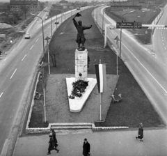 Magyarország, Budapest XI., Osztapenko szobor a Balatoni út és az M1-M7 közös szakaszánál a Budaörsi út irányából nézve., 1969, Urbán Tamás, útjelző tábla, Osztapenkó-ábrázolás, Budapest, zászló, rendőr, koszorú, Fortepan #87142