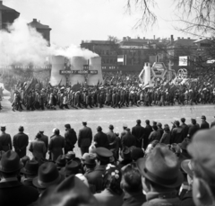 Magyarország, Budapest XIV., Ötvenhatosok tere (Felvonulási tér), május 1-i felvonulás., 1970, Urbán Tamás, május 1, erőmű, Budapest, pódiumautó, Fortepan #87146