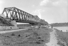 Magyarország, Dunaföldvár, Beszédes József híd., 1959, Gyöngyi, híd, vasúti híd, folyópart, automobil, Duna, Duna-híd, Kossalka János-terv, Fortepan #8715