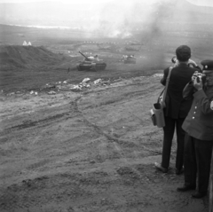 Magyarország, Esztergom, a hazánkban ideiglenesen állomásozó szovjet harckocsizó csapatok lőtere és kiképzőbázisa., 1970, Urbán Tamás, harckocsi, fotózás, T-55 tank, hadgyakorlat, Fortepan #87152