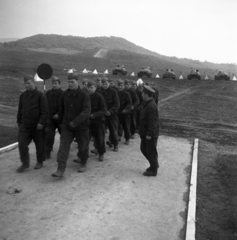 Magyarország, Esztergom, a hazánkban ideiglenesen állomásozó szovjet harckocsizó csapatok lőtere és kiképzőbázisa., 1970, Urbán Tamás, harckocsi, szovjet katona, hadgyakorlat, ködvágó sapka, Fortepan #87156