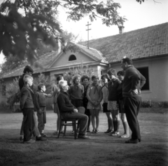 Magyarország, Tápiószentmárton, Sőregpuszta, helyi iskolások a Tanyanapon, 1970, Urbán Tamás, timpanon, csípőre tett kéz, Fortepan #87169