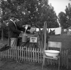 Magyarország, Szamosköz, a Szamoson 1970 májusában levonult árvíz idején készült a felvétel., 1970, Urbán Tamás, felirat, életkép, kanna, víz, szék, ruhaszárító, szappan, Fortepan #87170