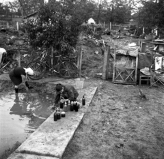 Magyarország, Szamosköz, a Szamoson 1970 májusában levonult árvíz idején készült a felvétel., 1970, Urbán Tamás, kerékpár, árvíz, vödör, sár, üveg, befőtt, Fortepan #87173