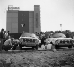 Magyarország, Budapest IX., Ferde utca 1., a Hotel Aero parkolójában a Cordatic Rallye résztvevői., 1970, Urbán Tamás, Skoda-márka, autóverseny, Volkswagen Typ3, Skoda 100, Budapest, Fortepan #87206