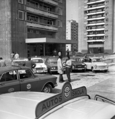 Magyarország, Budapest XI., Fejér Lipót (Török Ignác) utca 63. A Magyar Autóklub autósiskolája előtti parkoló., 1970, Urbán Tamás, Trabant-márka, Skoda-márka, Renault-márka, Trabant 601, rendszám, Renault 4, tanuló vezető, Budapest, autósiskola, Fortepan #87214