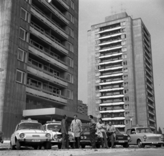 Magyarország, Budapest XI., Fejér Lipót (Török Ignác) utca 63. A Magyar Autóklub autósiskolája előtti parkoló., 1970, Urbán Tamás, Trabant-márka, Skoda-márka, Renault-márka, Moszkvics-márka, Trabant 601, rendszám, Skoda 100, Renault 4, tanuló vezető, Budapest, autósiskola, Fortepan #87215