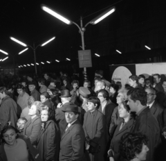 Magyarország, Budapest VIII., Keleti pályaudvar, tanulmányi munkára az NDK-ba utazó fiatalokat búcsúztató hozzátartozók és barátok., 1970, Urbán Tamás, Budapest, Fortepan #87238