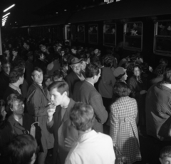 Magyarország, Budapest VIII., Keleti pályaudvar, tanulmányi munkára az NDK-ba utazó fiatalokat búcsúztató hozzátartozók és barátok., 1970, Urbán Tamás, pályaudvar, Budapest, Fortepan #87239