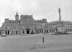 Magyarország, Baja, Szentháromság (Béke) tér, szemben a Városi Tanács épülete (később Városháza)., 1963, Gyöngyi, buszmegálló, szentháromság szobor, Fortepan #8729