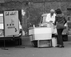 Magyarország, Budapest VIII., Blaha Lujza tér a Rókus Kórház falánál., 1974, Urbán Tamás, Budapest, Renault 8, árus, kukorica, ártábla, Fortepan #87290