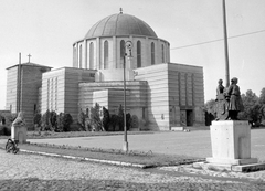 Magyarország, Mohács, Széchenyi tér, Fogadalmi templom., 1963, Gyöngyi, templom, motorkerékpár, szobor, oroszlán, lámpaoszlop, címer, zászlórúd, Árkay Aladár-terv, Árkay Bertalan-terv, neo-bizánci építészet, Fortepan #8730