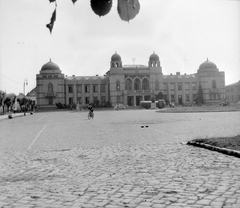 Magyarország, Mohács, Széchenyi tér, Városháza., 1963, Gyöngyi, kerékpár, kockakő, középület, Árkay Aladár-terv, Fortepan #8731