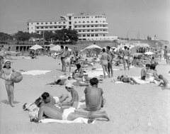 Románia, Eforie, Eforie Nord, Hotel Belona., 1957, Gyöngyi, strand, napernyő, strandlabda, homok, tengerpart, napozás, Fortepan #8732