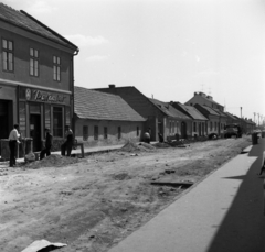 Magyarország, Szentendre, Kossuth Lajos utca a Kertész utca irányából a Dunakanyar körút felé nézve., 1971, Urbán Tamás, útjavítás, Fortepan #87326