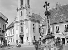 Magyarország, Szentendre, Fő (Marx) tér, balra a Blagovesztenszka görögkeleti templom, előtérben a Szerb (kalmár) kereszt., 1967, Gyöngyi, templom, oldalkocsis motorkerékpár, Fortepan #8733