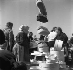 Hungary, Tápiószecső, Vásártér., 1971, Urbán Tamás, fair, headscarf, brush, sieve, old person, Fortepan #87331