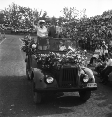 Magyarország, Színészek-Újságírók futballmeccs valahol vidéken. A GAZ gépkocsiban Takács Marika és dr. Hegedűs János., 1971, Urbán Tamás, szovjet gyártmány, GAZ-márka, virágdíszítés, dzsip, rendszám, GAZ 69, Fortepan #87351