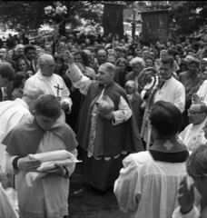 Magyarország, Petőfiszállás, Pálosszentkút, kegyhely. Középen Bánk József megyéspüspök, aki a búcsún ünnepi szentmisét mondott., 1969, Urbán Tamás, vallás, pap, püspök, pásztorbot, zarándokhely, Fortepan #87352