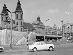 Magyarország, Budapest V., Erzsébet híd pesti hídfője., 1966, Gyöngyi, templom, lépcső, jelzőtábla, neon lámpa, Budapest, FSO Warszawa, Fortepan #8736