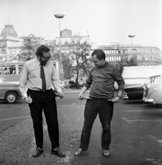 Magyarország, Budapest VIII., Blaha Lujza tér, balra Fóti Péter újságíró, jobbra Urbán Tamás fotóriporter., 1971, Urbán Tamás, Videoton-márka, Budapest, UFO-lámpa, Fortepan #87400