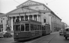 Németország, München, Max Joseph Platz, jobbra a Maximilianstrasse, szemben a Müncheni Nemzeti Színház., 1971, Urbán Tamás, nemzeti színház, villamos, NSZK, timpanon, neoklasszicizmus, Karl von Fischer-terv, viszonylatszám, Fortepan #87420