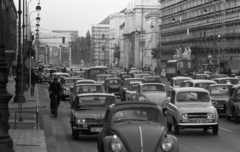 Németország, München, Leopoldstrasse, háttérben a Siegestor., 1971, Urbán Tamás, közlekedés, Volkswagen-márka, Renault 16, Renault 4, NSZK, Volkswagen Bogár, diadalív, Fiat 600, Friedrich von Gärtner-terv, Fortepan #87438