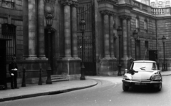 Franciaország, Párizs, Rue du Faubourg Saint-Honoré, az Elysée-palota kapuja., 1971, Urbán Tamás, Citroen-márka, Citroen DS, Fortepan #87442