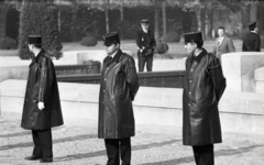 France, Paris, 1971, Urbán Tamás, cop, raincoat, three people, Fortepan #87462