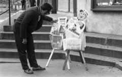 Austria, Vienna, Mariahilfer Strasse - Oesterleingasse sarok., 1971, Urbán Tamás, newsstand, self-serving restaurant, Fortepan #87464