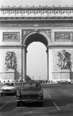 France, Paris, Diadalív a Champs Élysées-ről nézve., 1971, Urbán Tamás, French brand, automobile, Peugeot-brand, number plate, triumphal arch, avenue, Neoclassical architecture, Jean-François Chalgrin-design, Fortepan #87468