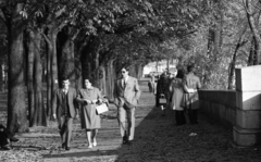 France, Paris, Promenade du Cours de la Reine a Port des Champs-Élysées mellett a Place de la Concorde felé nézve., 1971, Urbán Tamás, pedestrian, autumn, alley, arms around waist, Fortepan #87495