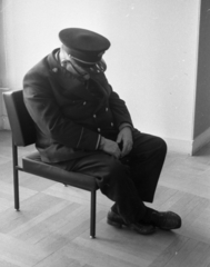 France, Paris, Louvre., 1971, Urbán Tamás, uniform, chair, peaked cap, sitting, sleeping, museum guard, cross-legged sitting, Fortepan #87513