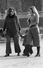 France, Paris, Luxembourg-kert., 1971, Urbán Tamás, flared trousers, hold hands, Fortepan #87524