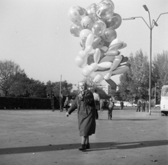 Austria, Vienna, a Práter bejárata előtt, háttérben a Venediger-Au-Park., 1971, Urbán Tamás, baloon, Fortepan #87538