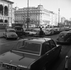 Austria, Vienna, Opernring, szemben a Kärntner Strasse kerszteződése, balra az Operaház, 1971, Urbán Tamás, BMW-brand, tram, Renaissance Revival, number plate, Volkswagen Beetle, country code sign, August Sicard von Sicardsburg-design, Eduard van der Nüll-design, Fortepan #87542