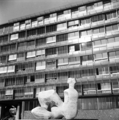 France, Paris, Place de Fontenoy, UNESCO székház (Breuer Marcell), az előtérben Henry Moore UNESCO Reclining Figure 1957–58 című szobra., 1971, Urbán Tamás, sculpture, modern art, Marcel Breuer-design, modern architecture, Fortepan #87545