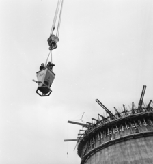 Hungary, Százhalombatta, Murányi László riporter és az MTV operatőre a Dunamenti Erőmű építkezésén., 1971, Urbán Tamás, movie camera, photography, Hungarian TV, Fortepan #87551