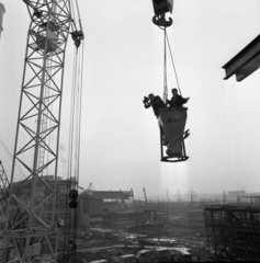 Hungary, Százhalombatta, Murányi László riporter és az MTV operatőre a Dunamenti Erőmű építkezésén., 1971, Urbán Tamás, crane, movie camera, photography, Hungarian TV, Fortepan #87552