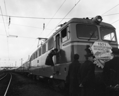 Magyarország, Szob, vasútállomás, háttérben a gyalogos felüljáró. A felvétel a Vác-Szob vasútvonal villamosításának átadásakor 1971. december 22.-én készült., 1971, Urbán Tamás, vasút, MÁV V43 sorozat, villanymozdony, felsővezeték, Fortepan #87568