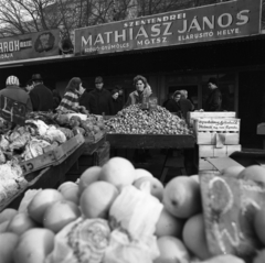 Hungary, Budapest XIII., Lehel (Élmunkás) tér, piac. Háttérben a Bulcsú utca épületei., 1971, Urbán Tamás, market, greengrocer, vegetables, Budapest, Fortepan #87576