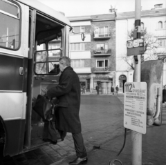 Hungary, Budapest II., Széll Kálmán (Moszkva) tér., 1971, Urbán Tamás, Ikarus-brand, bus stop, trash can, destination sign, Budapest, bus, Fortepan #87577