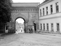 Románia,Erdély, Brassó, Bolgárszegi (vagy Árvaház utcai) kapu (Poarta Șchei)., 1961, Gyöngyi, kapu, utcakép, klasszicizmus, emléktábla, Fortepan #8760