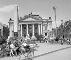 Románia,Erdély, Nagyvárad, Bémer tér (Piata Regele Ferdinand I), Szigligeti színház., 1961, Gyöngyi, kerékpár, utcabútor, park, emlékmű, utcakép, életkép, színház, Fellner és Helmer-terv, lámpaoszlop, szovjet emlékmű, timpanon, Fortepan #8761