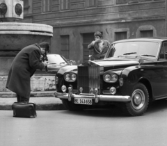 Hungary, Budapest VIII., Szabó Ervin tér (Baross utca), a Magyar Igazság kútja, alternatív elnevezés: Justitia-kút előtt egy Rolls-Royce Silver Cloud III tipusú személygépkocsi., 1972, Urbán Tamás, British brand, photography, automobile, number plate, photographer, Rolls-Royce brand, Budapest, Fortepan #87615