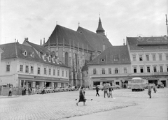 Románia,Erdély, Brassó, Fő tér (ekkor Piața 23 August, ma Tanács tér, Piața Sfatului), háttérben a Fekete templom., 1961, Fortepan, templom, autóbusz, cégtábla, utcakép, életkép, gótika, automobil, Fortepan #8762