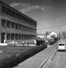 Hungary, Kálvária út 6., Dózsa György Gimnázium (később Tomori Pál Katolikus Gimnázium). A felvétel az országos, Dózsa seregének nyomában elnevezésű emléktúra alkalmával készült., 1972, Urbán Tamás, Yugoslavian brand, Zastava-brand, automobile, Fortepan #87628